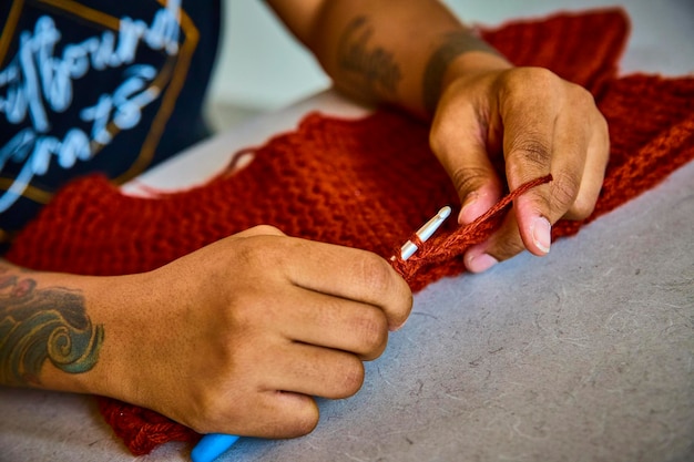 Мастер за работой над вышивкой